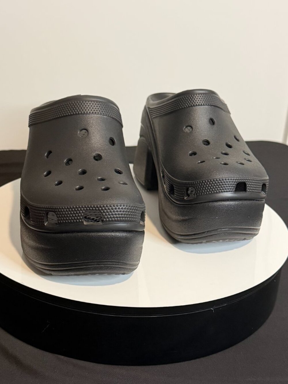 Siren Crocs (Mens 5, Womens 7) - Picture 2 of 9